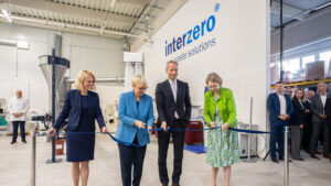 Interzero Plastics Innovations feiert Einzug in neue Labor- und Büroräume