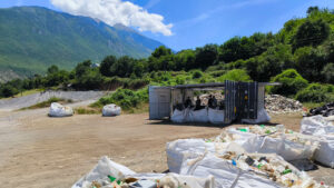 Mobiler Sortiercontainer zur Bekämpfung der Plastikverschmutzung in Flüssen