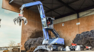 Fuchs MHL331F mit TQC-Schnellwechsler im Recyclingeinsatz